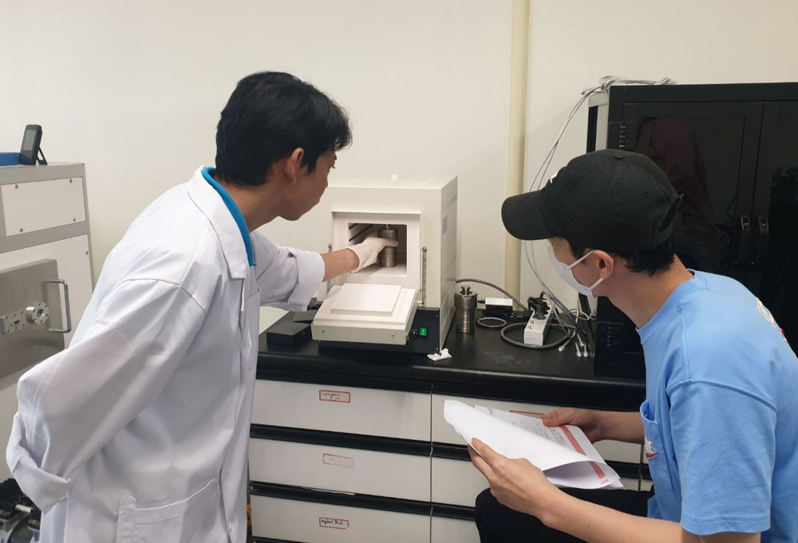 TS Phan Lê Minh Tú (bìa trái) làm nghiên cứu trong phòng thí nghiệm. Ảnh: NVCC TS Phan Lê Minh Tú (bìa trái) làm nghiên cứu trong phòng thí nghiệm. Ảnh: NVCC