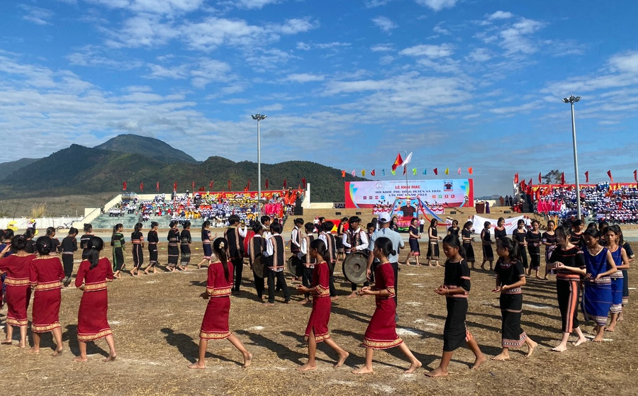 Học sinh Trường Phổ thông Dân tộc bán trú THCS Hai Bà Trưng (huyện Sa Thầy, Kon Tum) múa cồng chiêng, múa xoang. Ảnh: Dung Nguyễn Học sinh Trường Phổ thông Dân tộc bán trú THCS Hai Bà Trưng (huyện Sa Thầy, Kon Tum) múa cồng chiêng, múa xoang. Ảnh: Dung Nguyễn