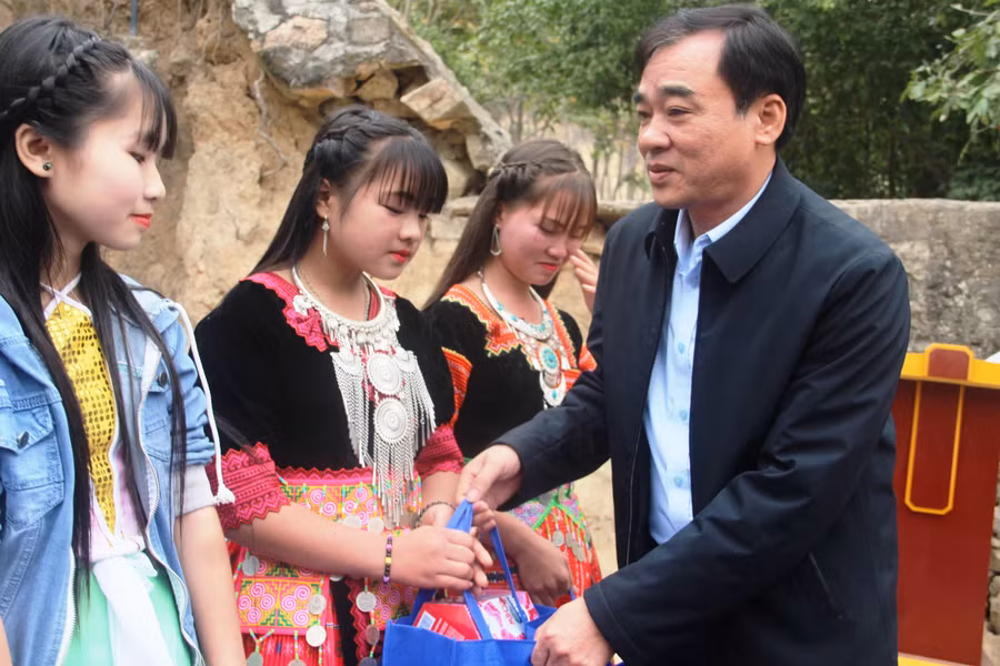 Ông Hoàng Văn Dũng - Phó Chủ tịch Thường trực UBND huyện Mường Lát (Thanh Hóa) trao quà Tết của nhà từ thiện cho học sinh xã Mường Lý.