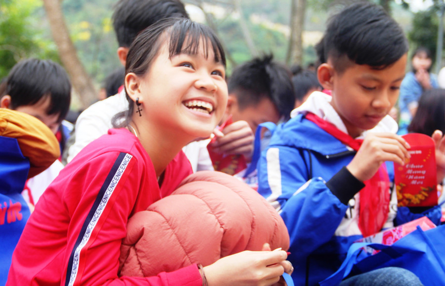 Học sinh Trường PTDTBT THCS Mường Lý nhận quà Tết của nhà từ thiện.