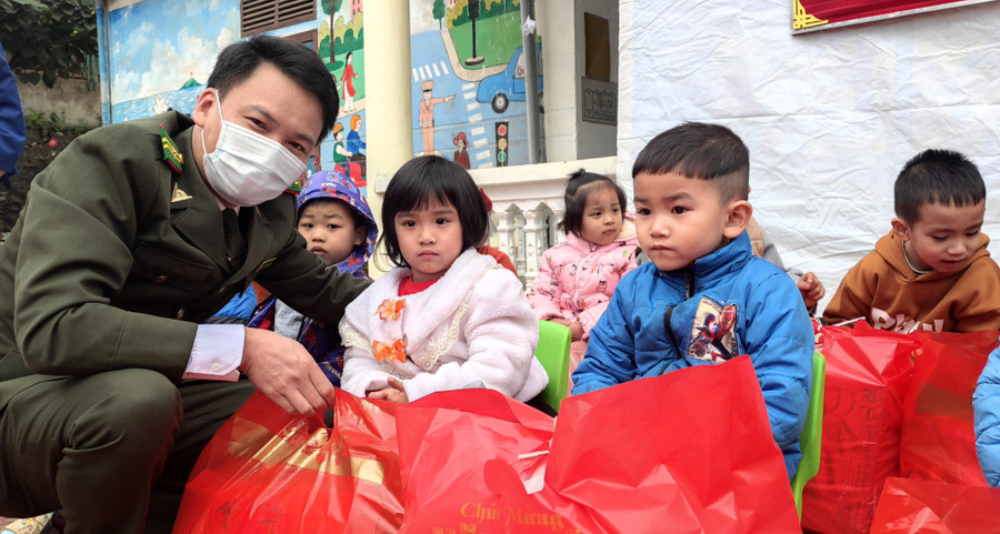 Chia sẻ khó khăn với học sinh vùng khó, ông Dương Hoàng Hải - Hạt trưởng Hạt Kiểm lâm huyện Như Xuân đã đồng hành cùng nhà tài trợ tặng quà Tết cho trẻ em Trường Mầm non Lâm Phú (huyện Lang Chánh, Thanh Hóa).