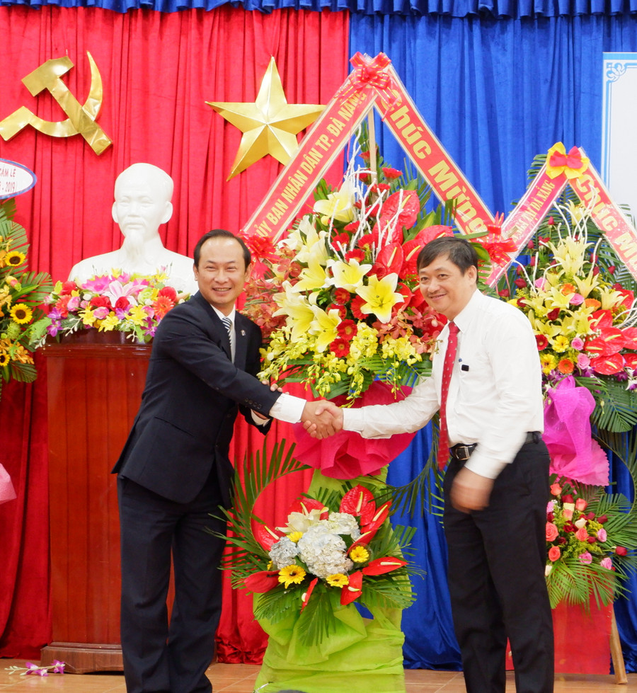 Ông Đặng Việt Dũng – Phó Chủ tịch UBND TP Đà Nẵng tặng lẵng hoa chúc mừng trường ĐH Ngoại ngữ, ĐH Đà Nẵng nhân dịp năm học mới.