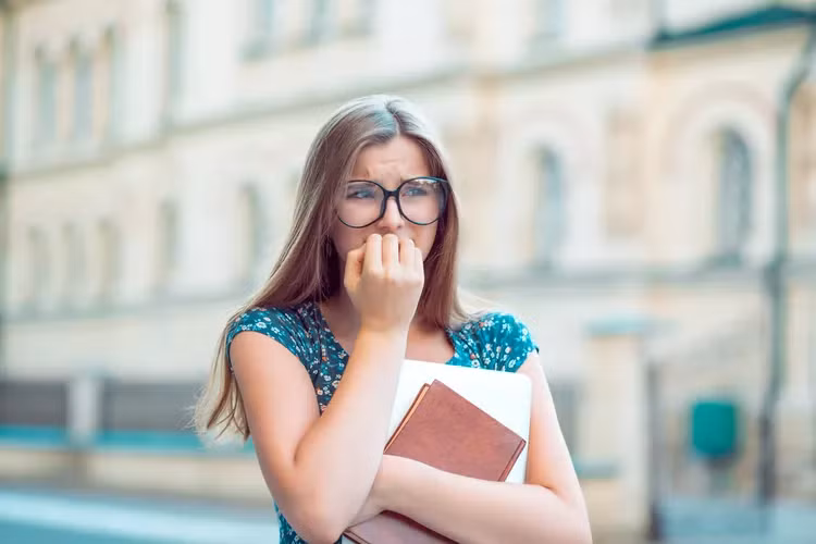 Phụ huynh không nên to tiếng khi con mình đang sợ hãi. Ảnh minh họa: ITN.