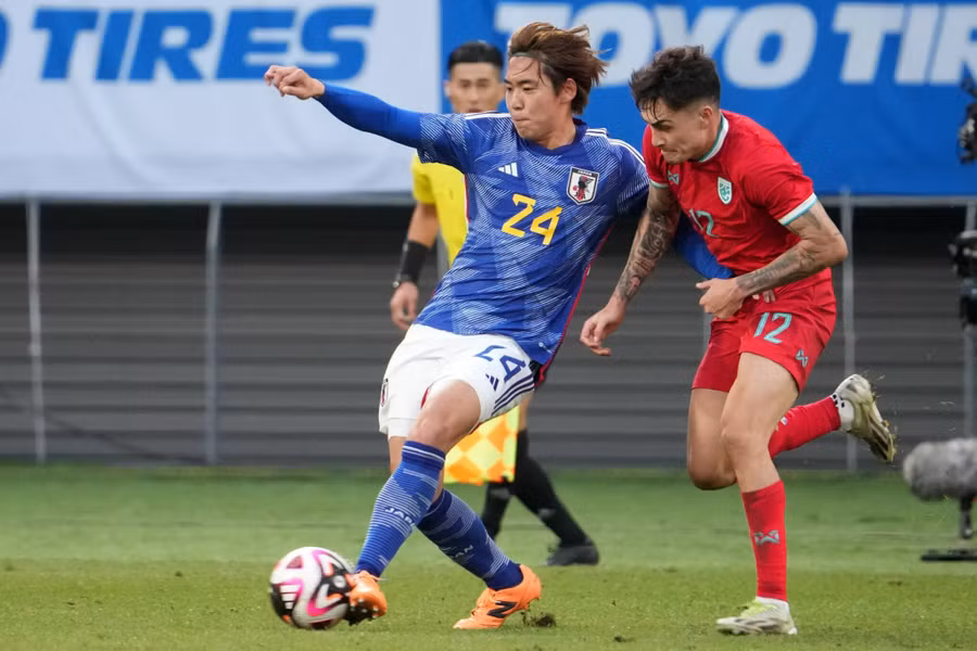 Nhật Bản (bên trái) dễ dàng thắng Thái Lan 5-0 trong trận giao hữu ngày 1/1. Ảnh: Getty.