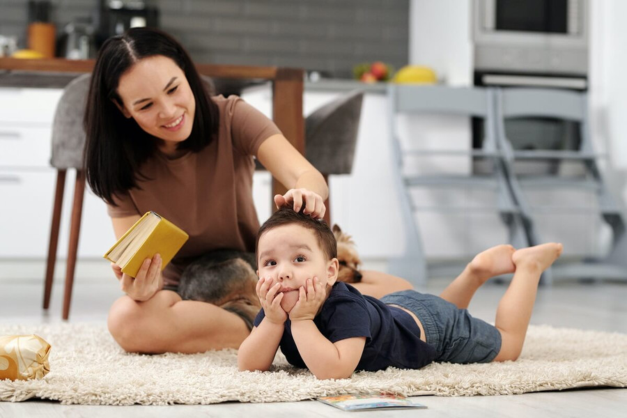 Cha mẹ hãy dành thời gian đưa con đi thăm xung quanh nhà mới để con quen dần. Ảnh minh họa: INT.