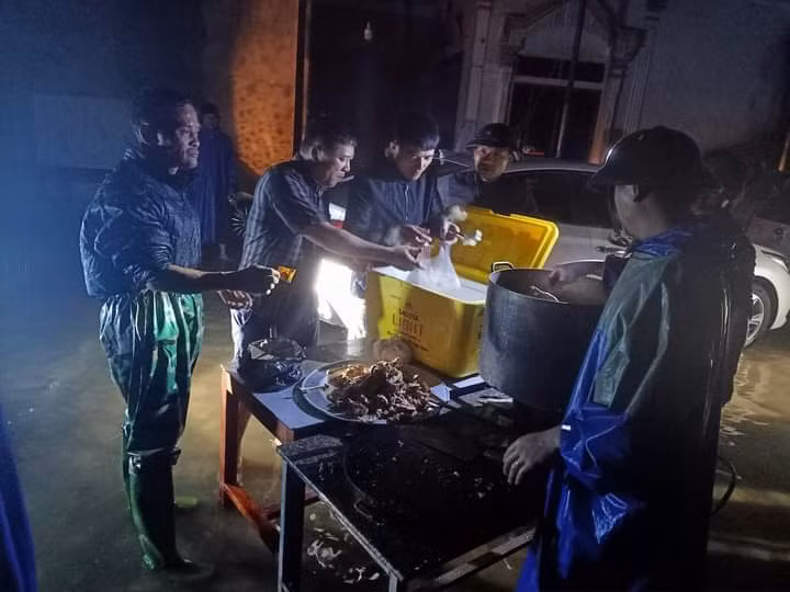 PV Báo Giáo dục &amp; Thời đại cùng lực lượng cứu hộ chuẩn bị đồ ăn để tiếp tế cho bà con vùng lũ.