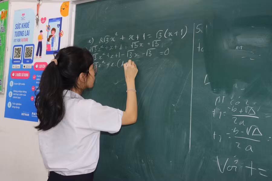 Học sinh lớp 9/1, Trường THCS Ngô Thì Nhậm giải toán trong tiết ôn tập.