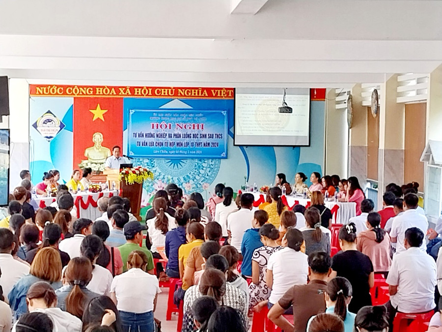 Trường THCS Ngô Thì Nhậm tổ chức tư vấn tuyển sinh, phân luồng hướng nghiệp cho cha mẹ học sinh khối lóp 9. Trường THCS Ngô Thì Nhậm tổ chức tư vấn tuyển sinh, phân luồng hướng nghiệp cho cha mẹ học sinh khối lóp 9.