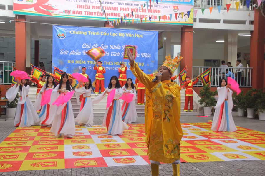 Học sinh lớp 8/1 và 8/11 với tiết mục Dời Đô ngàn năm vang mãi