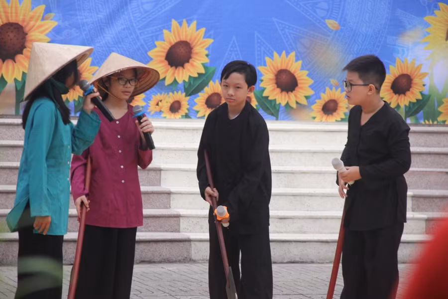 Học sinh nhập vai rất nhập tâm