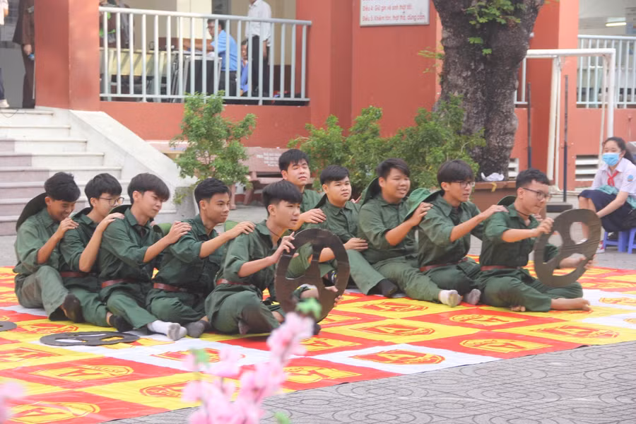 Học sinh lớp 9/1 tham gia tiết mục múa Bài thơ về Tiểu đội xe không kính