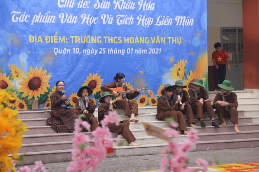 Cô Phạm Thị Thanh Bình (bìa phải) cùng tham gia với học sinh trong một tiết mục