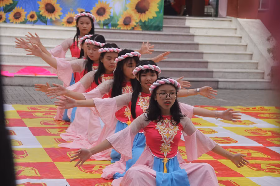 Tiết mục múa Bánh trôi nước của lớp 7/1 và 7/2