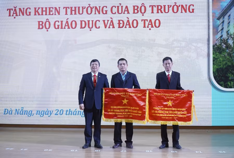 PGS.TS Lê Quang Sơn - Phó Giám đốc ĐH Đà Nẵng thừa ủy quyền trao Cờ thi đua của Bộ GD&amp;ĐT cho 2 tập thể thuộc trường ĐH Bách khoa