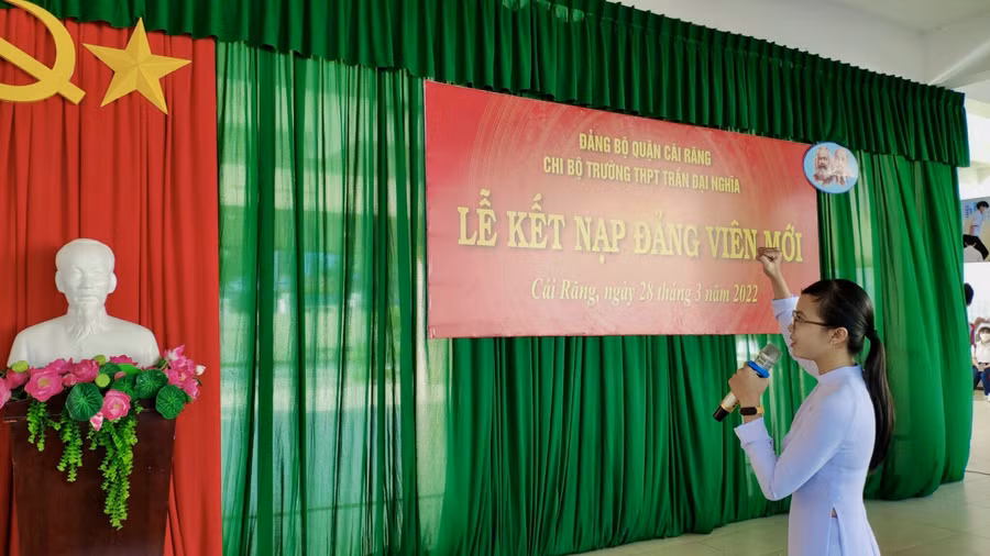 Võ Ngọc Hân tại lễ kết nạp Đảng viên.