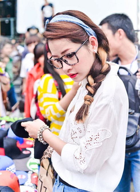 Chi Pu và mái tóc tết lệch đáng yêu. Chi Pu và mái tóc tết lệch đáng yêu.