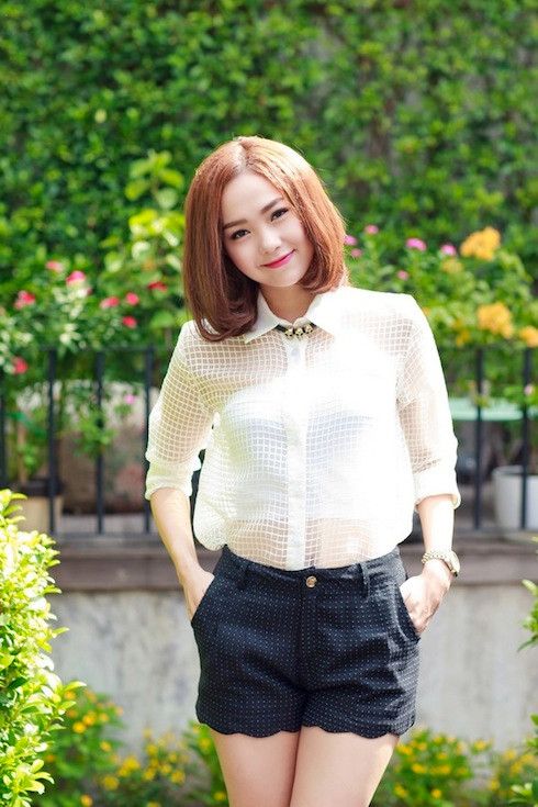 Minh Hằng tóc bob dài ngang vai. Minh Hằng tóc dài ngang vai.