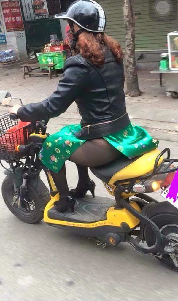 Thảm họa thời trang đường phố ở Việt Nam: Quần da chân nhông nhông dạo phố