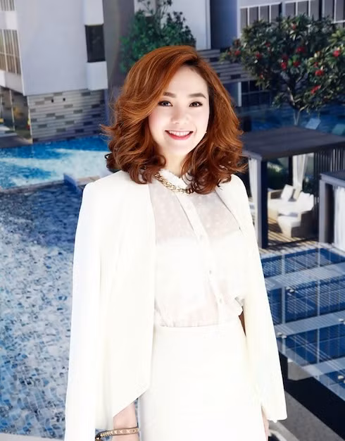 Minh Hằng và mái tóc lob uốn lượn. 
