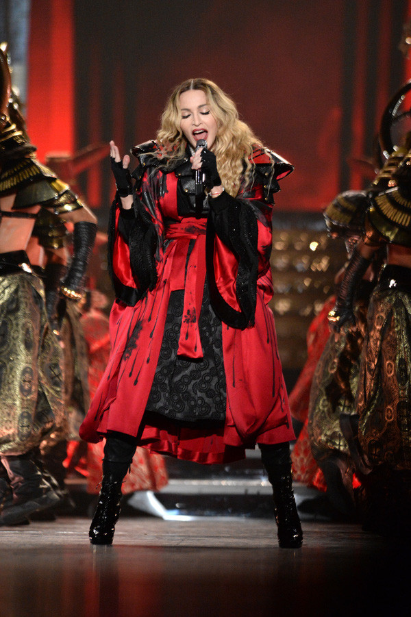 Madonna vạch áo làm lộ ngực fan nữ trên sân khấu - Ảnh 4. Madonna vạch áo làm lộ ngực fan nữ trên sân khấu - Ảnh 4.