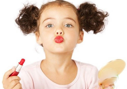 Cười té ghế với những tai nạn son phấn do bé yêu gây ra ảnh 5 cuoi te ghe voi nhung tai nan son phan do be yeu gay ra - 5