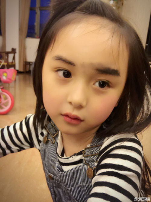 Cười té ghế với những tai nạn son phấn do bé yêu gây ra ảnh 2 cuoi te ghe voi nhung tai nan son phan do be yeu gay ra - 2