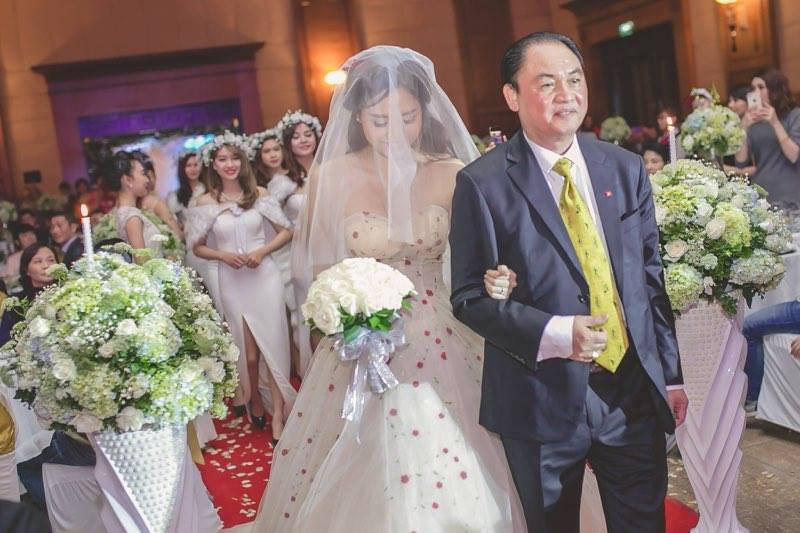 a hau tra my chi 90 trieu cho chiec vay cuoi cup nguc hinh anh 1