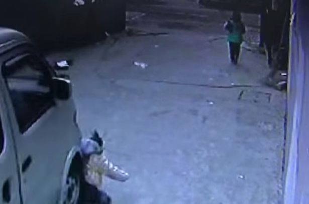 Bé trai 4 tuổi thoát chết thần kỳ khi ô tô cán qua người