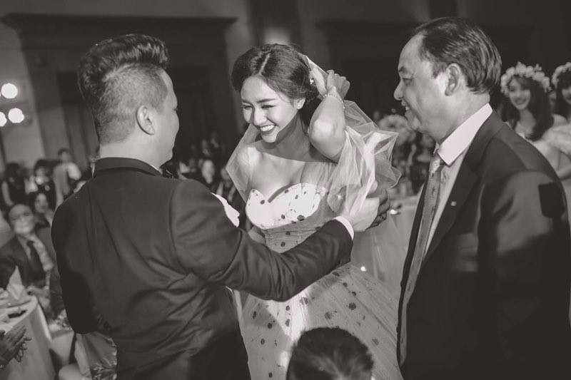 a hau tra my chi 90 trieu cho chiec vay cuoi cup nguc hinh anh 3