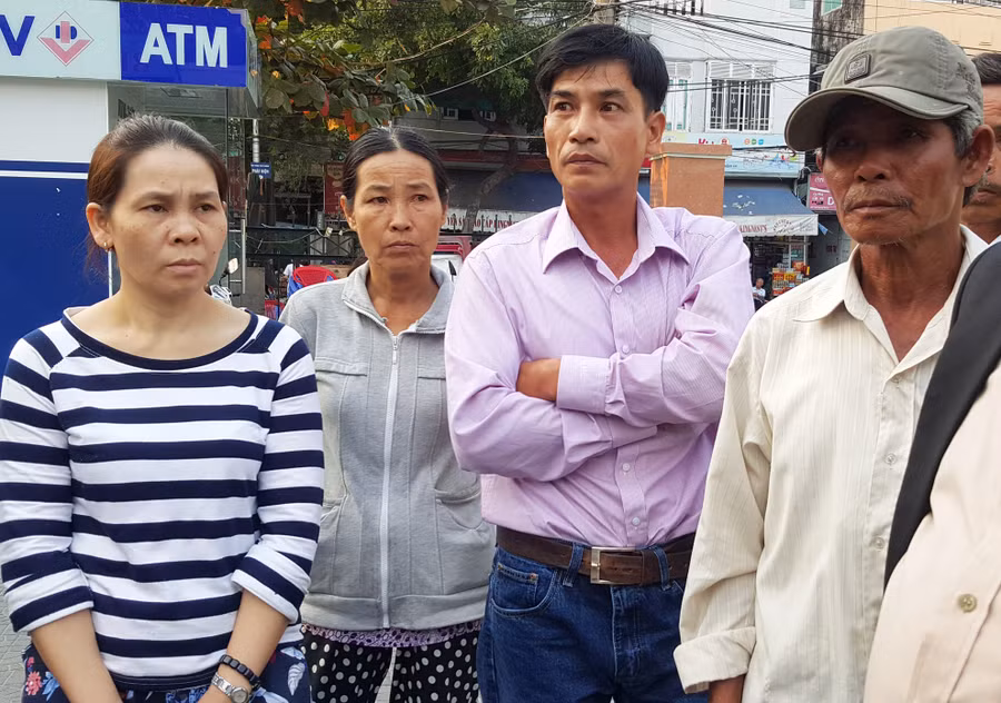 Người nhà bệnh nhân bức xúc phản ứng tại bệnh viện. ảnh: Đoàn Nguyên.