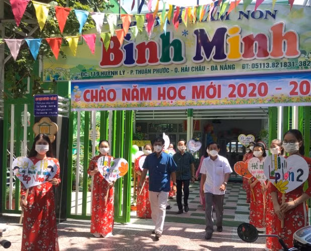 Giáo viên Trường Mầm non Bình Minh chuẩn bị cho ngày khai giảng trực tuyến. 