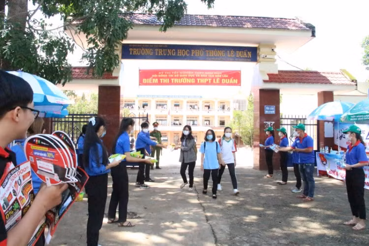 Lực lượng tình nguyện viên túc trực trước cổng điểm thi hỗ trợ thí sinh. Ảnh: Dung Nguyễn