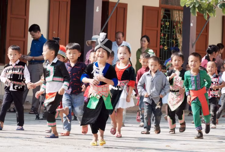 Học sinh Trường Tiểu hoc Nậm Cắn 1, xã Nậm Cắn, huyện Kỳ Sơn (Nghệ An) bước vào năm học mới. Ảnh: Hồ Lài