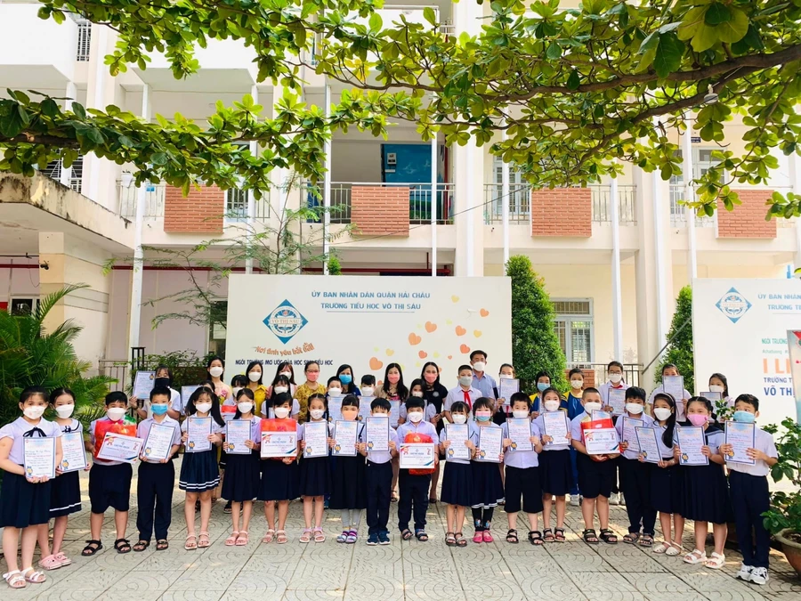 Trường Tiểu học Võ Thị Sáu khen thưởng những học sinh và tập thể đạt thành tích xuất sắc trong các phong trào thi đua. 