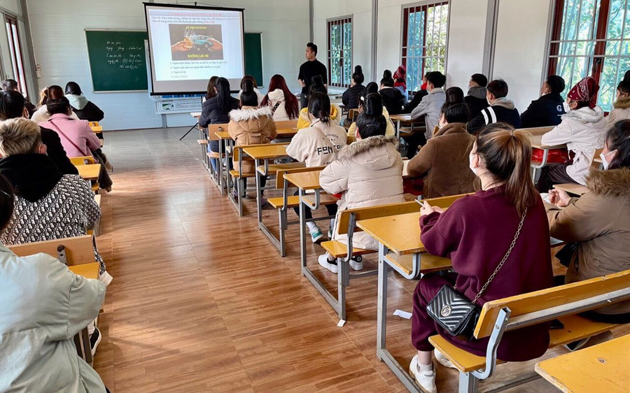 Học viên được hướng dẫn bằng hình ảnh mô phỏng về các biển báo hiệu đường bộ. Học viên được hướng dẫn bằng hình ảnh mô phỏng về các biển báo hiệu đường bộ.