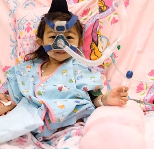 Rơi nước mắt đám tang ngập màu hồng của bé gái 3 tuổi bị ung thư