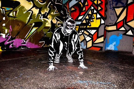 Alexa biến người mẫu của mình trở thành một tác phẩm graffiti đường phố.