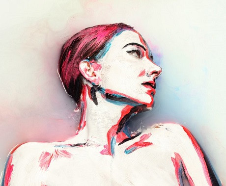 Người mẫu nằm trong một bồn nước để tạo nên hiệu ứng ấn tượng cho bức ảnh.