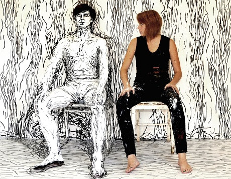 Nếu không có Alexa ngồi cạnh người mẫu, bạn hẳn sẽ tưởng rằng đây là một bức tranh.