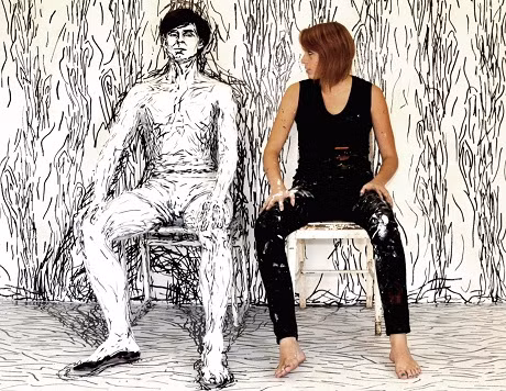 Nếu không có Alexa ngồi cạnh người mẫu, bạn hẳn sẽ tưởng rằng đây là một bức tranh.