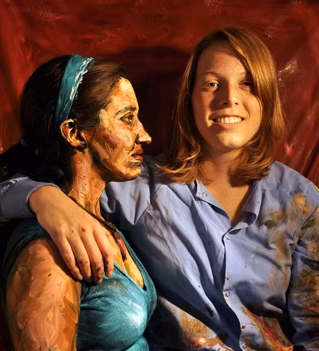 Kỹ năng của Alexa càng trở nên nổi bật khi cô để người mẫu của mình xuất hiện bên những người, những vật đời thường. Trong bức ảnh này, Alexa đang đứng cạnh một người mẫu.