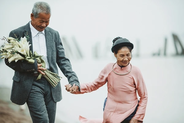 Chuyện tình bất ngờ "kẻ lang thang gặp người lếch thếch" của cặp vợ chồng nhặt rác