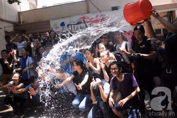 Nữ sinh khóc thét khi bị nhiều thanh niên “hùa nhau” tạt nước vào người