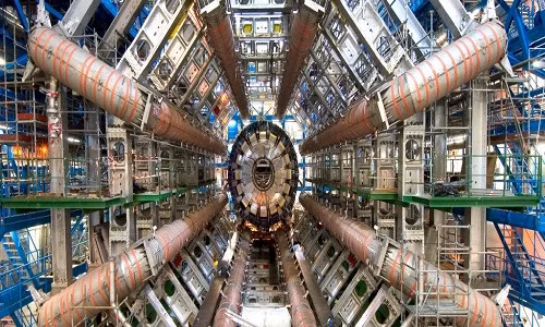 nguoi-co-nua-mat-khong-lao-hoa-vi-cho-dau-vao-may-gia-toc-hat