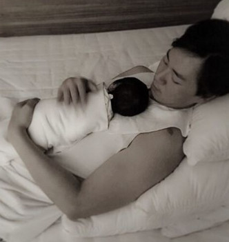 Ảnh Yeon Jung Hoon ôm ấp con gái nhỏ. Ảnh: SP. Ảnh Yeon Jung Hoon ôm ấp con gái nhỏ. Ảnh: SP.