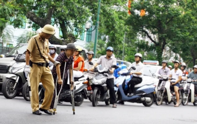 CSGT thấp lùn bụng phệ phải luân chuyển: Cao to đẹp trai để làm gì?