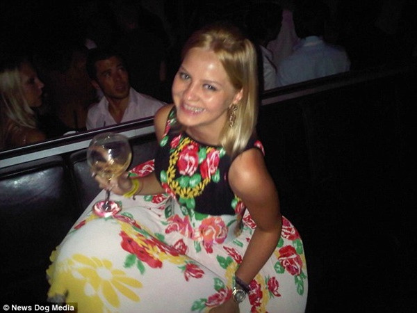 Chân dung tiểu thư châu Âu quyền quý dùng túi Louis Vuitton từ năm 9 tuổi ảnh 9