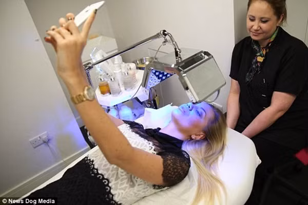 Chân dung tiểu thư châu Âu quyền quý dùng túi Louis Vuitton từ năm 9 tuổi ảnh 4