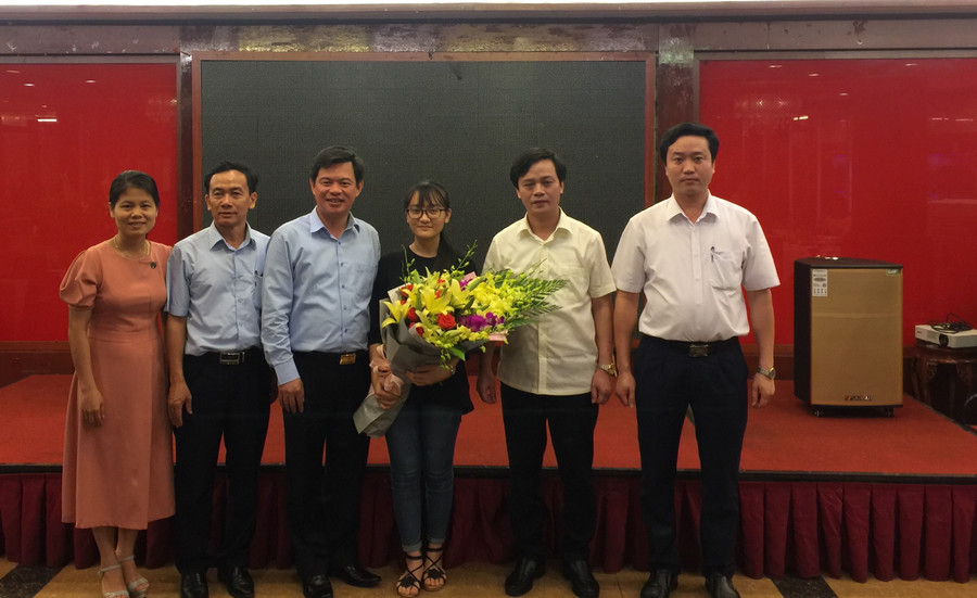 Giám đốc Sở GD&ĐT Phú Thọ và Trường THPT chuyên Hùng Vương tặng hoa em Hoàng Thị Huyền Trang trước khi đi dự thi quốc tế. Giám đốc Sở GD&ĐT Phú Thọ và Trường THPT chuyên Hùng Vương tặng hoa em Hoàng Thị Huyền Trang trước khi đi dự thi quốc tế.