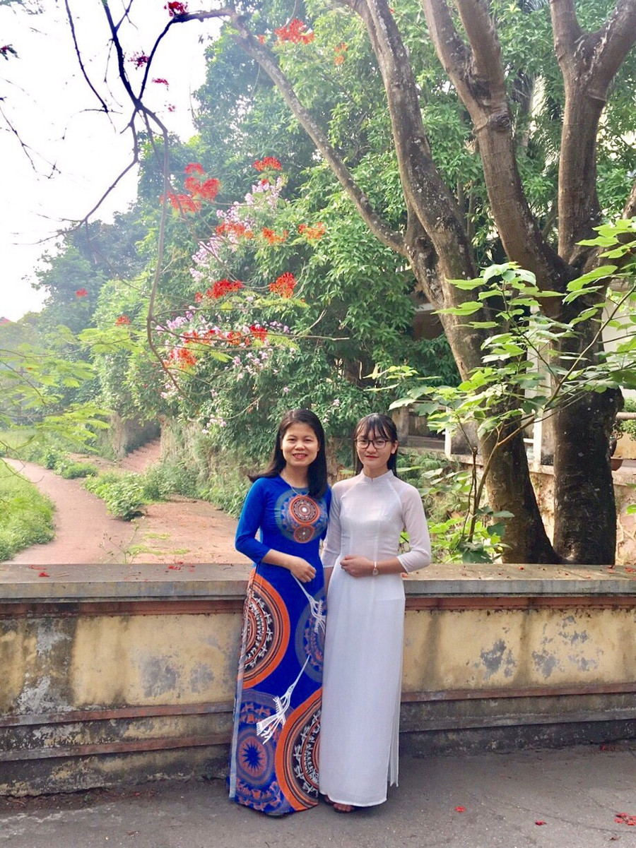 Hoàng Thị Huyền Trang và cô giáo chủ nhiệm. Hoàng Thị Huyền Trang và cô giáo chủ nhiệm.